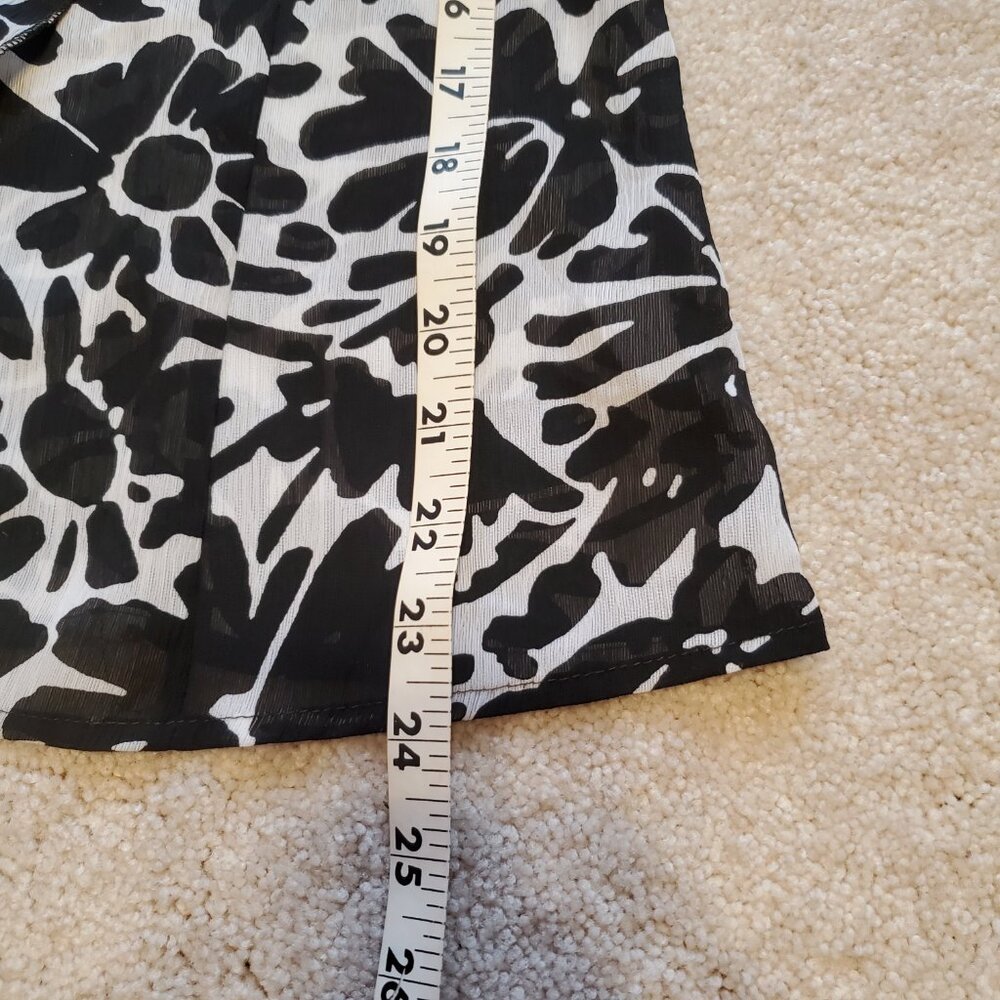 Black & White Floral Ruffle Button Down Blouse Womens Sz S Relativity Top Fairy - Picture 8 of 8